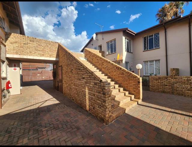 2 BEDROOM TOWNHOUSE FOR SALE IN NEW REDRUTH